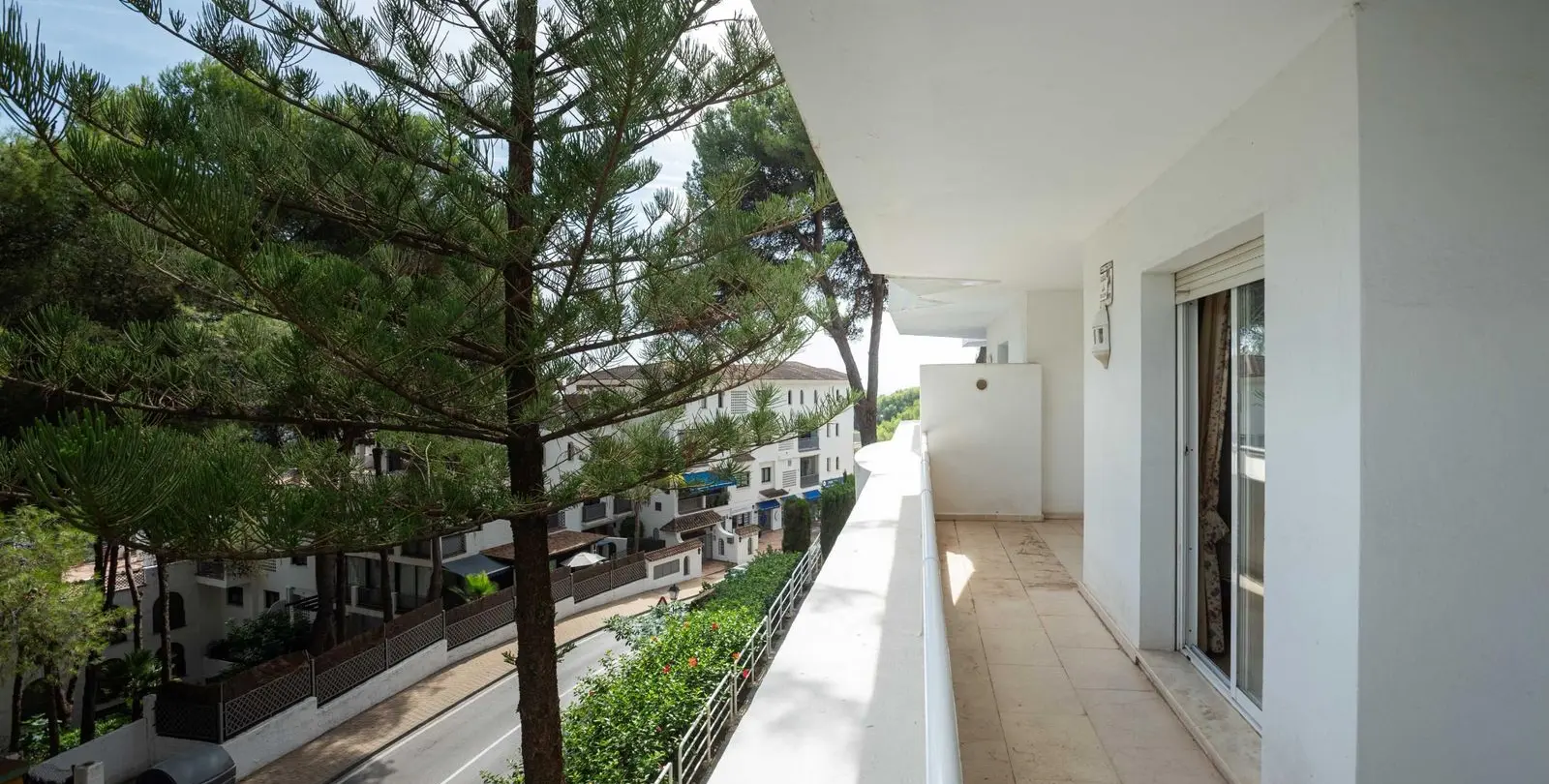 Sale of middle floor apartment in Río Real 12