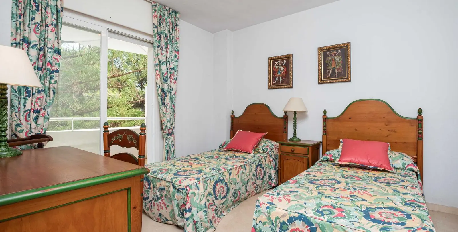Sale of middle floor apartment in Río Real 16