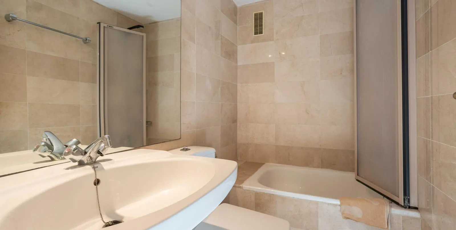 Sale of middle floor apartment in Río Real 18