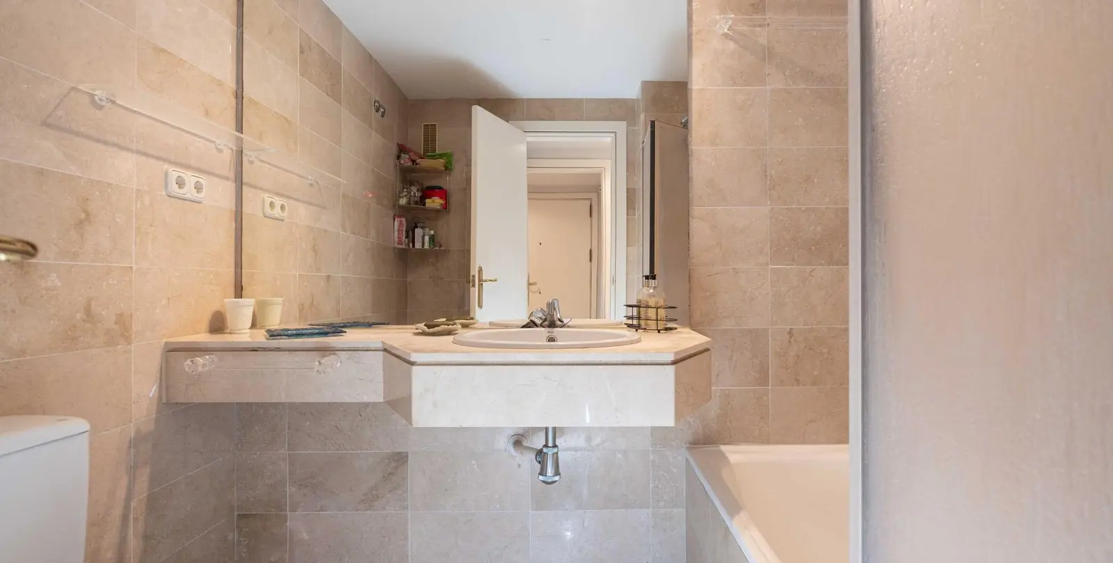 Sale of middle floor apartment in Río Real 19