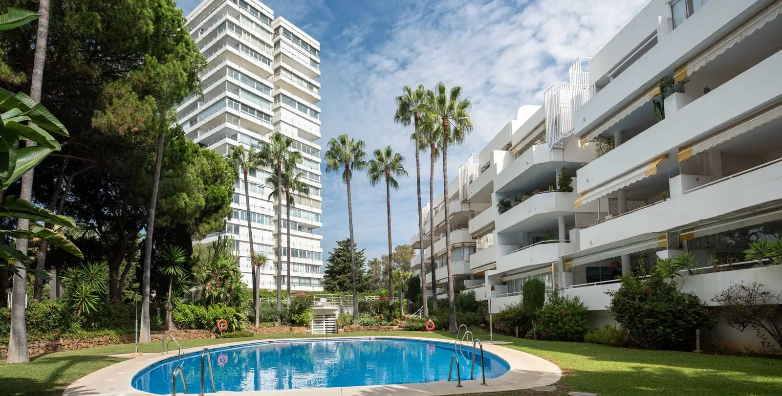 Sale of middle floor apartment in Río Real 24