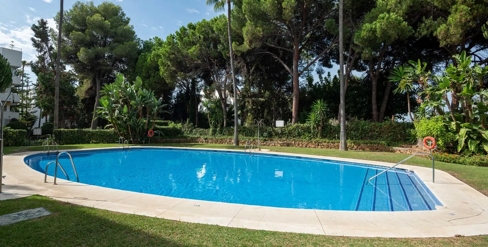 Sale of middle floor apartment in Río Real 25