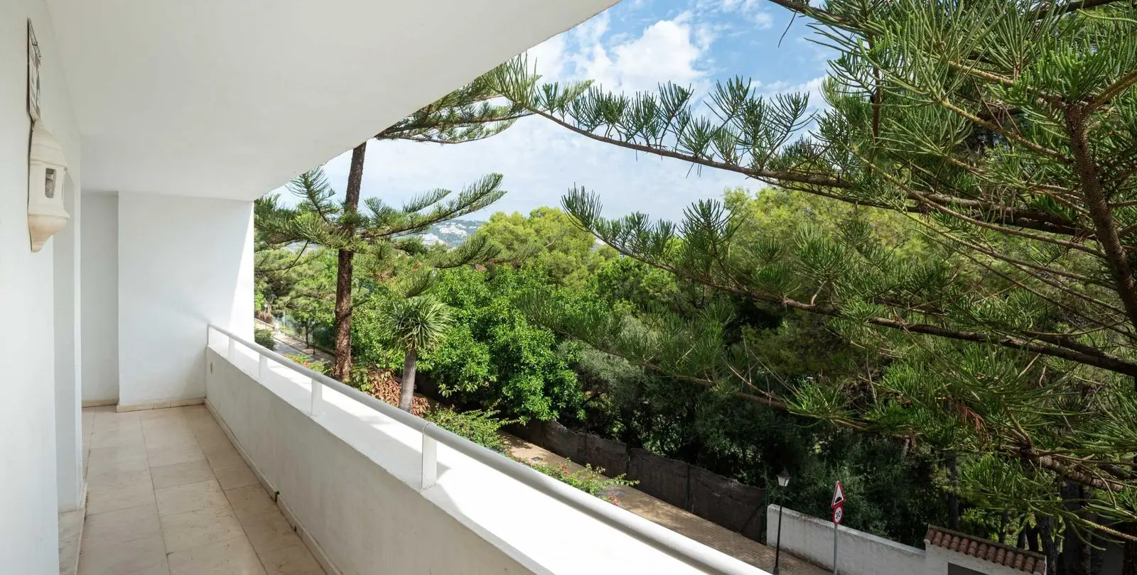 Sale of middle floor apartment in Río Real 29