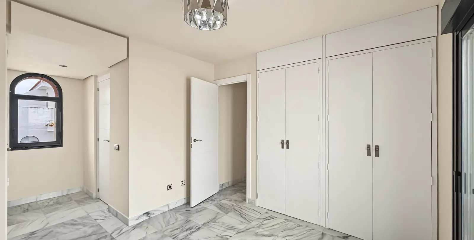 Sale of townhouse in Cancelada 19