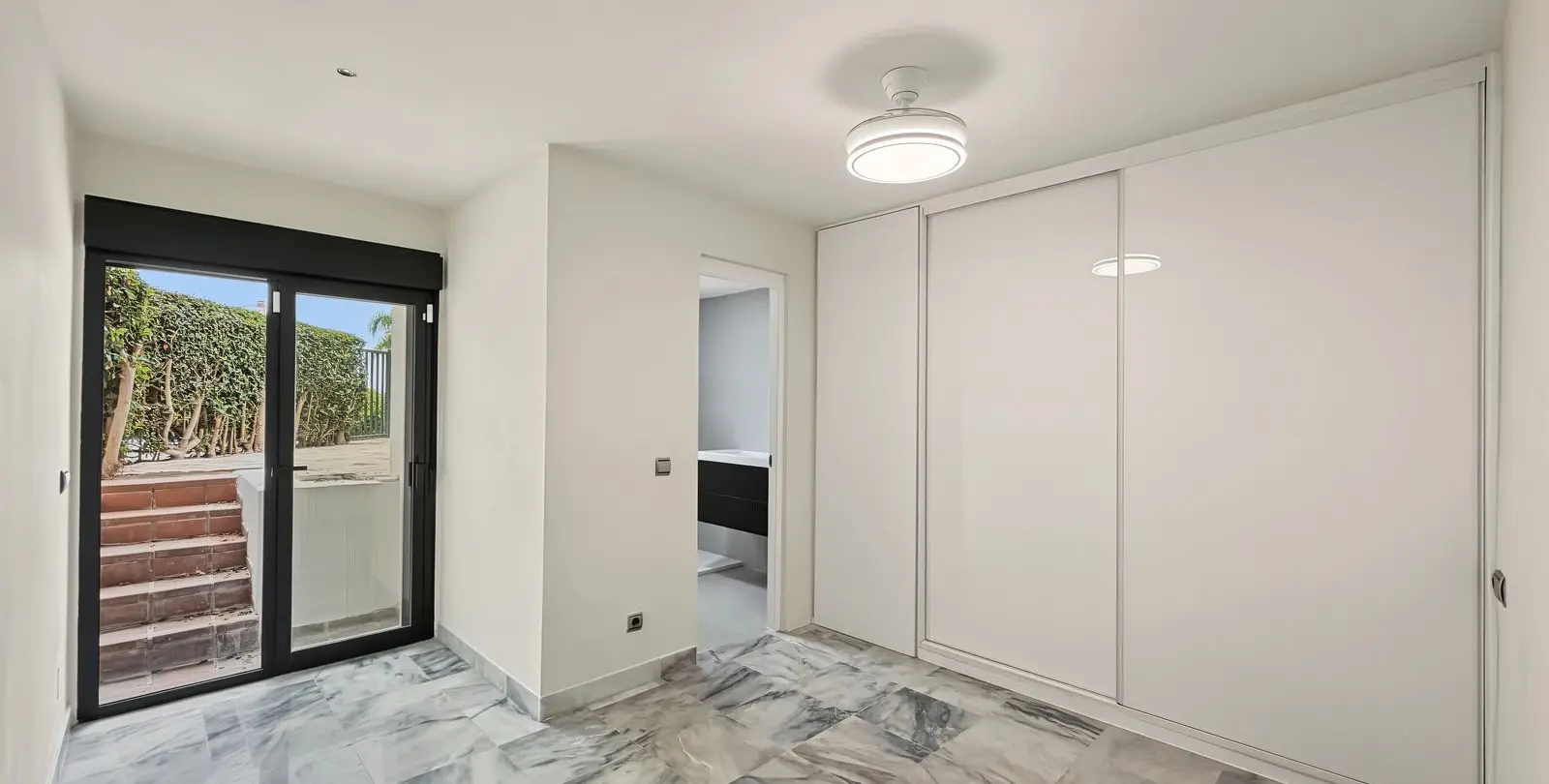 Sale of townhouse in Cancelada 38