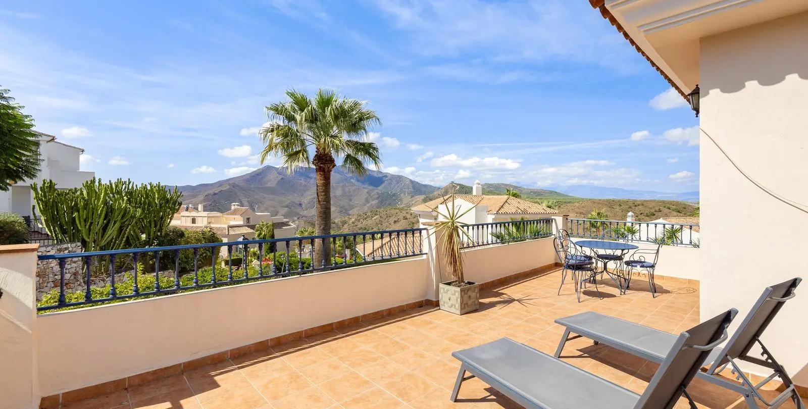 Sale of detached villa in Alhaurin Golf 39
