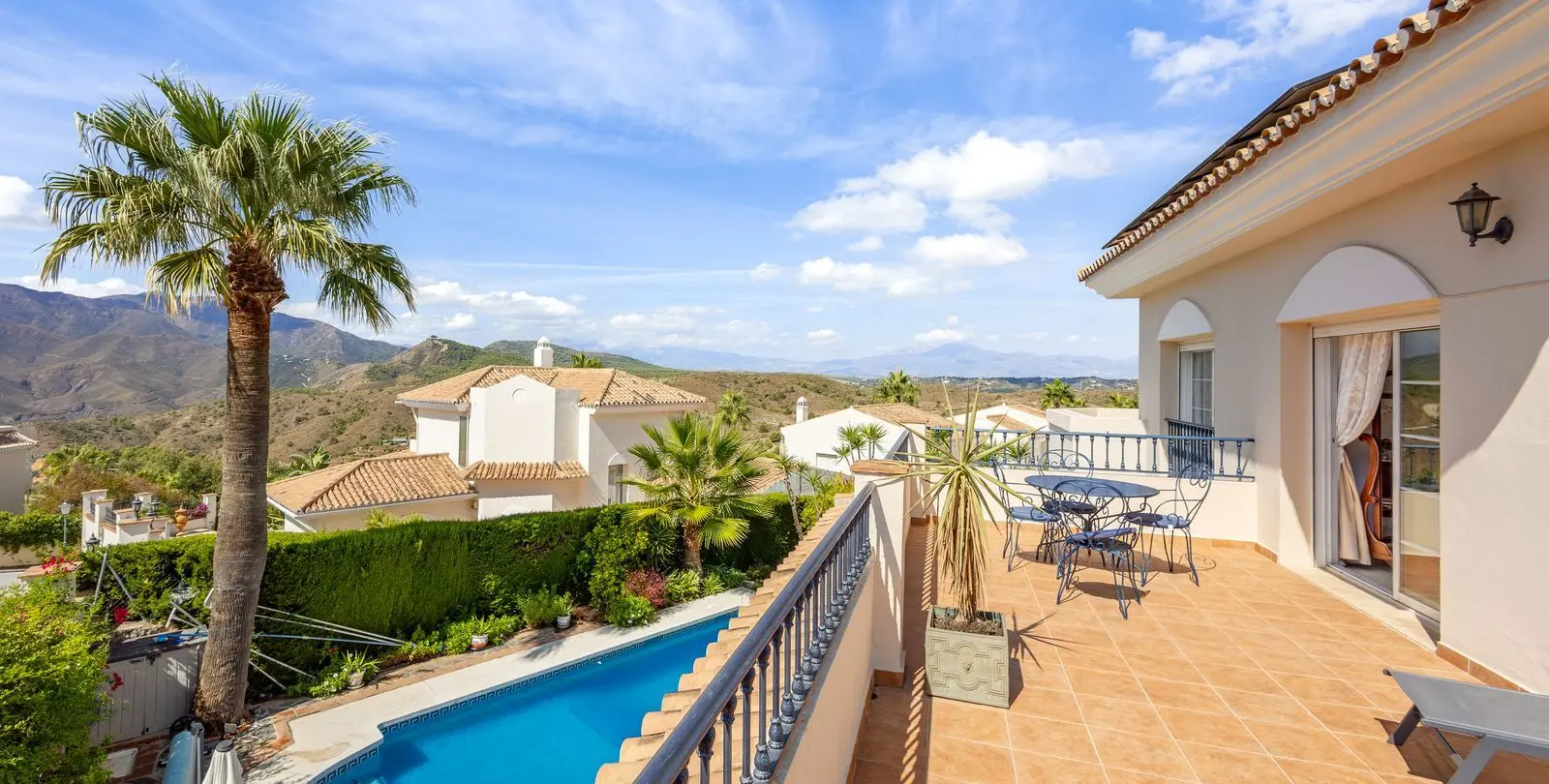 Sale of detached villa in Alhaurin Golf 40