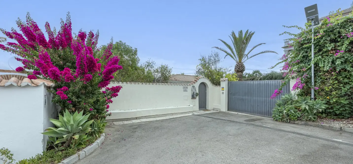 Продажа  отдельно стоящей виллы в Estepona 1