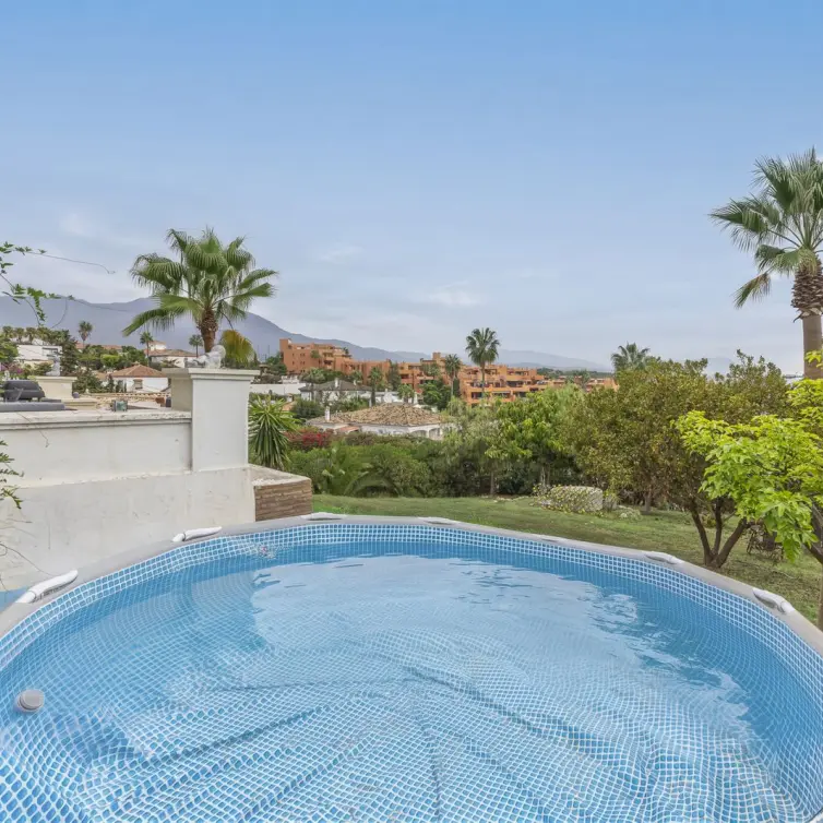Продажа  отдельно стоящей виллы в Estepona