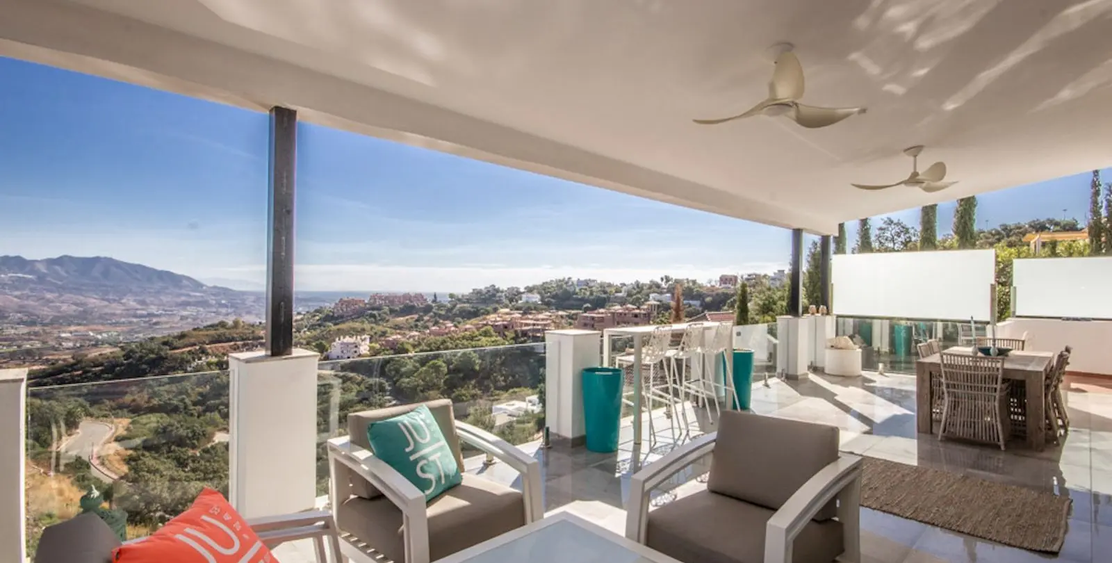 Sale of detached villa in La Mairena 2