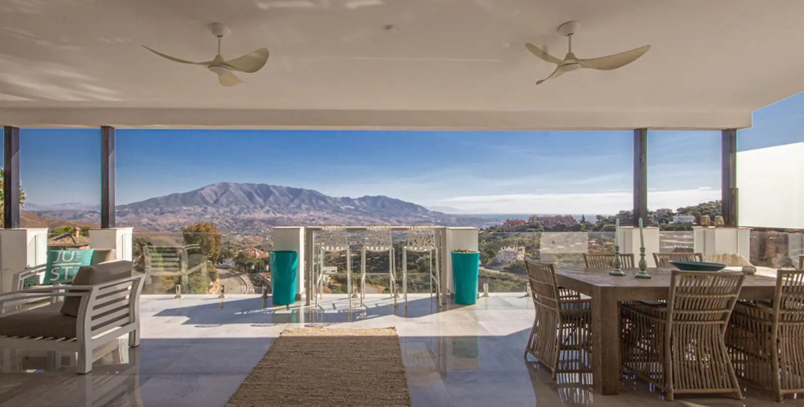 Sale of detached villa in La Mairena 3