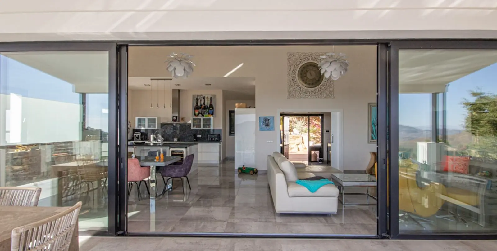 Sale of detached villa in La Mairena 35