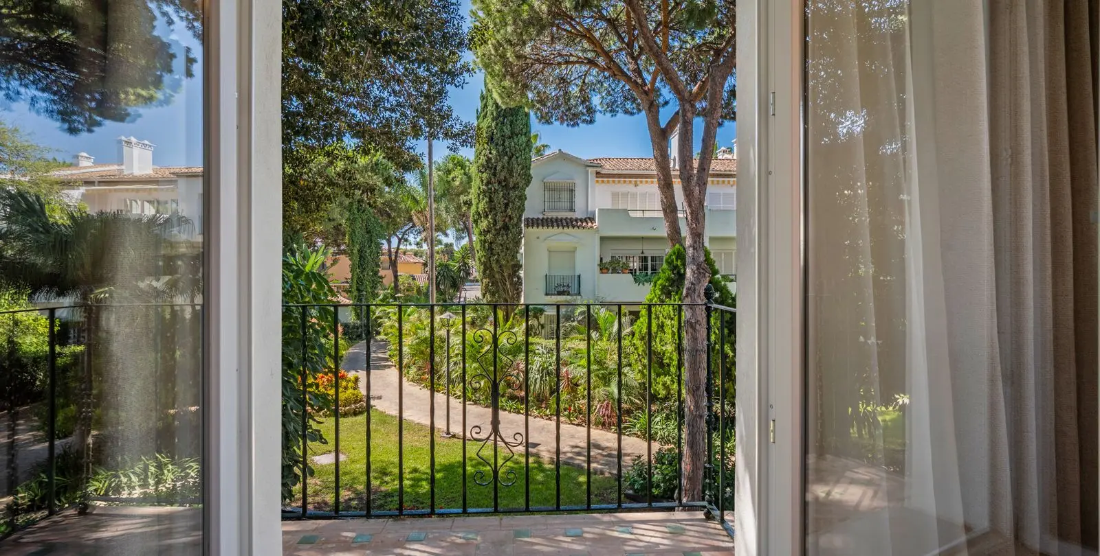 Venta de apartamento en planta media en El Presidente 19