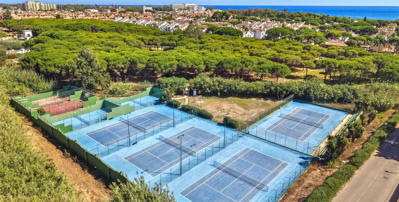 Venta de apartamento en planta media en El Presidente 25
