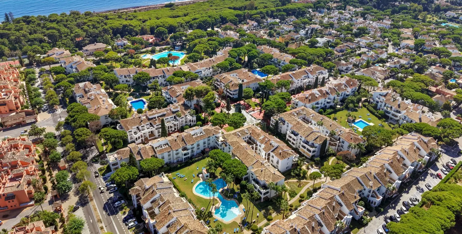 Venta de apartamento en planta media en El Presidente 27