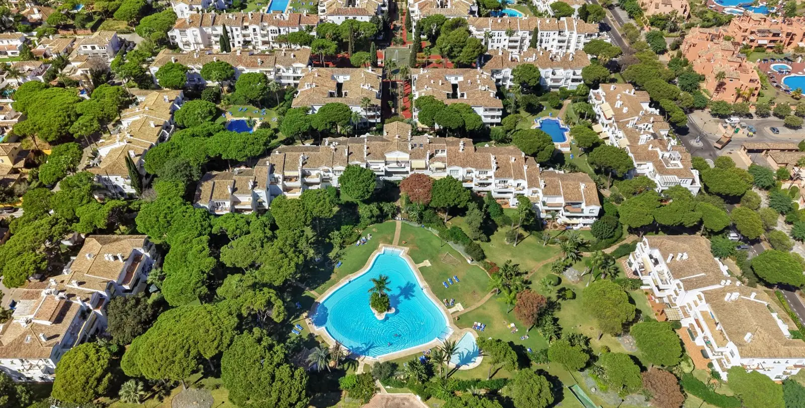 Venta de apartamento en planta media en El Presidente 30