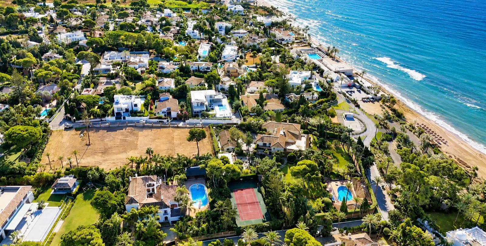 Venta de parcela residencial en Los Monteros 5
