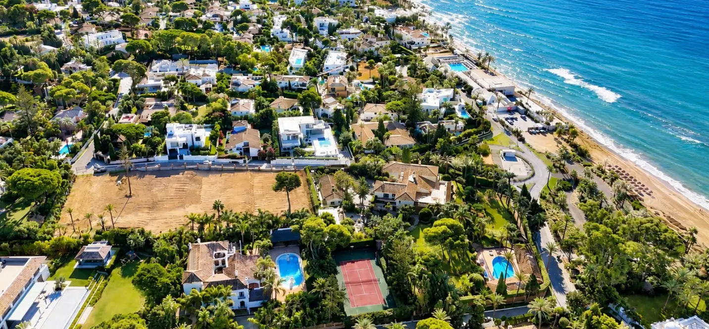 Venta de parcela residencial en Los Monteros 4