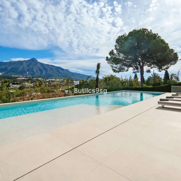Venta de villa independiente en Nueva Andalucía