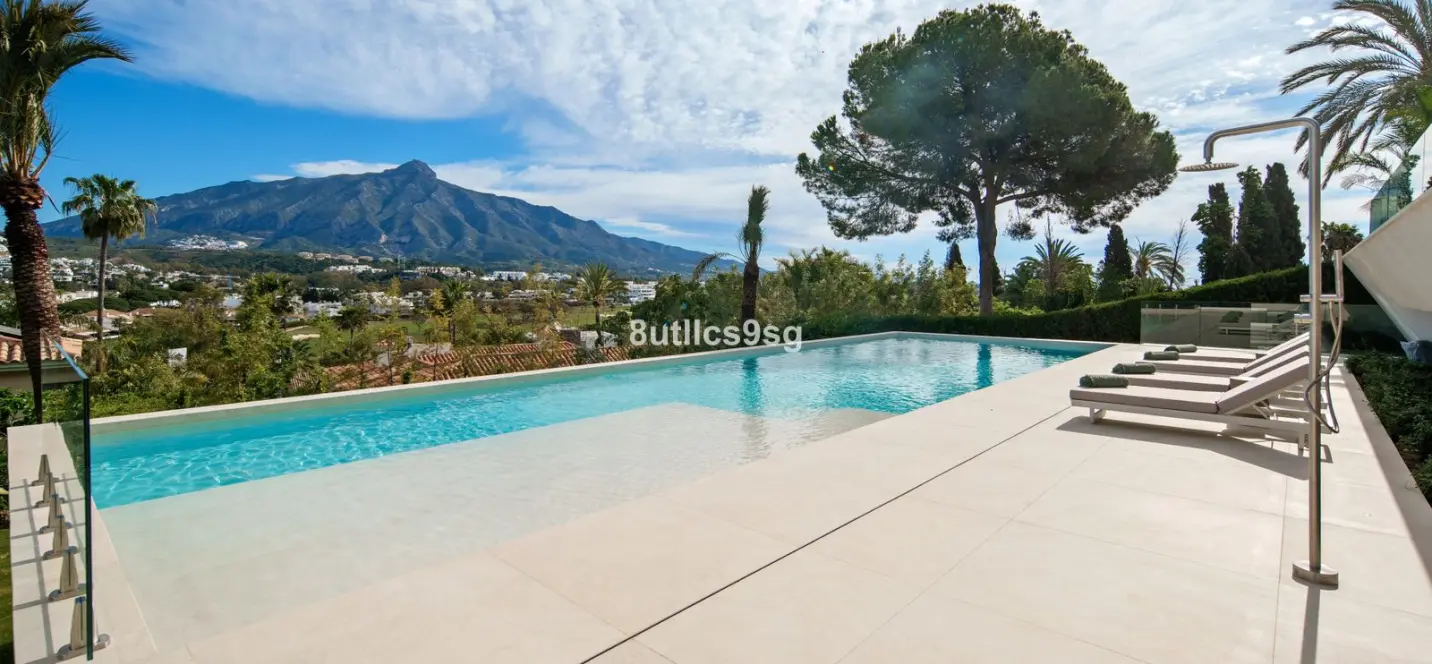 Venta de villa independiente en Nueva Andalucía 1