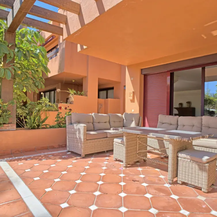 Alquiler a largo plazo de apartamento en planta baja en Nueva Andalucía