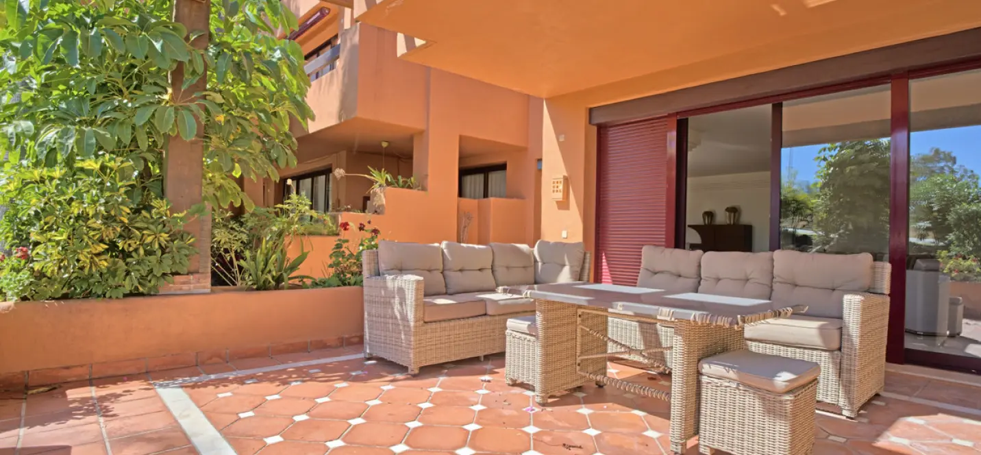 Alquiler a largo plazo de apartamento en planta baja en Nueva Andalucía 2