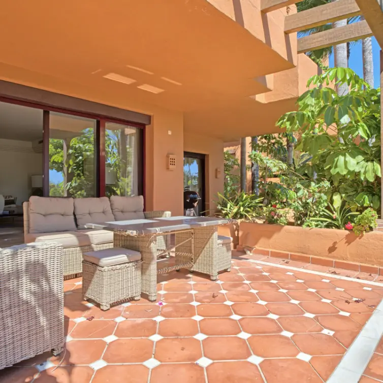 Alquiler a largo plazo de apartamento en planta baja en Nueva Andalucía
