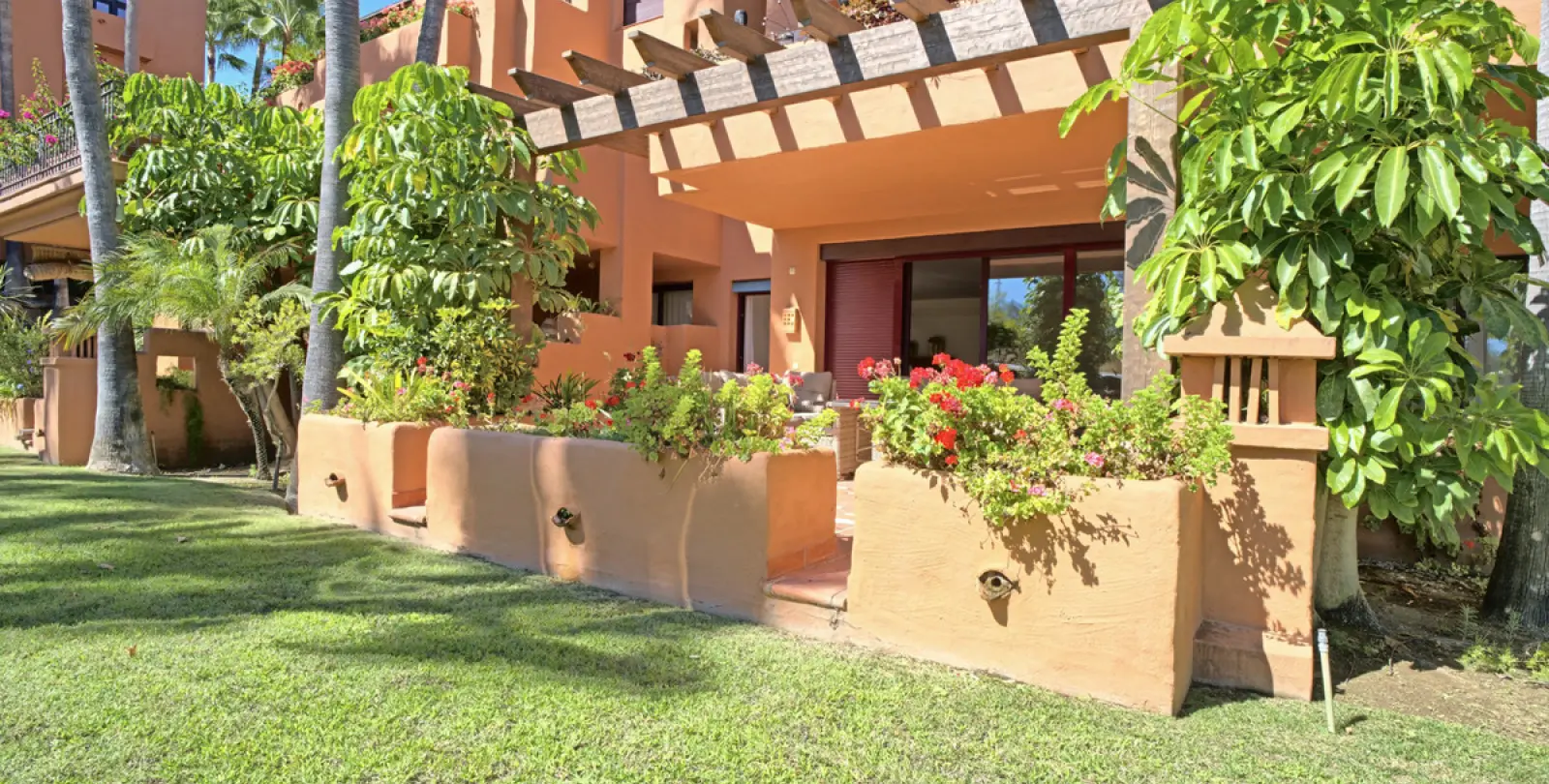 Alquiler a largo plazo de apartamento en planta baja en Nueva Andalucía 14