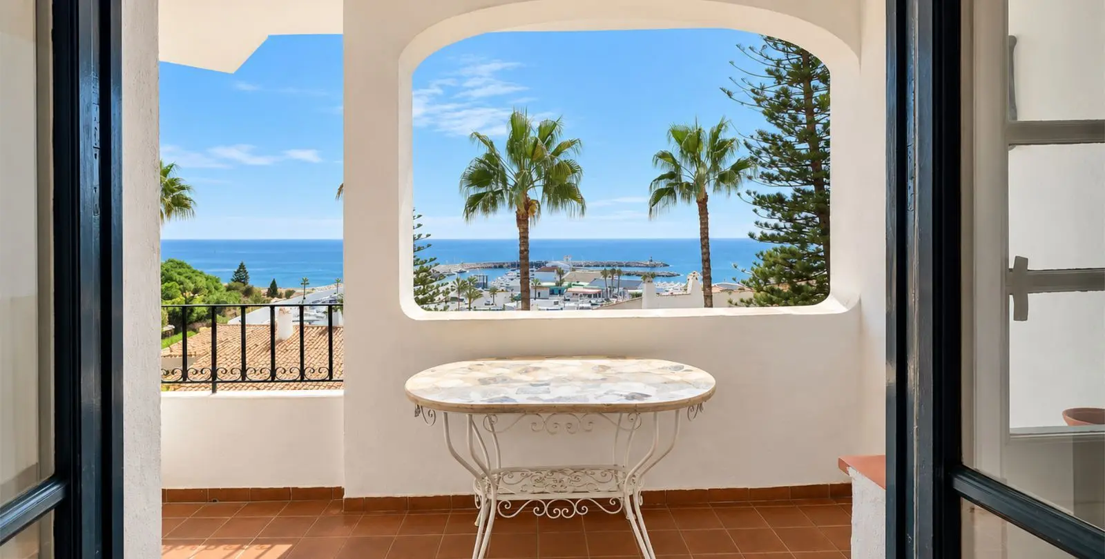 Sale of middle floor apartment in Puerto de Cabopino 1