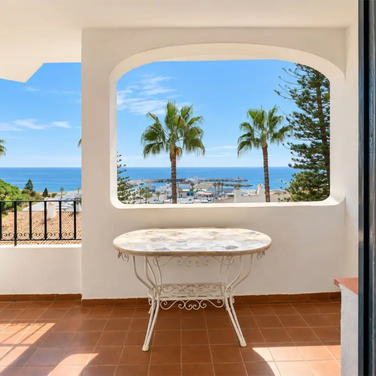 Sale of middle floor apartment in Puerto de Cabopino