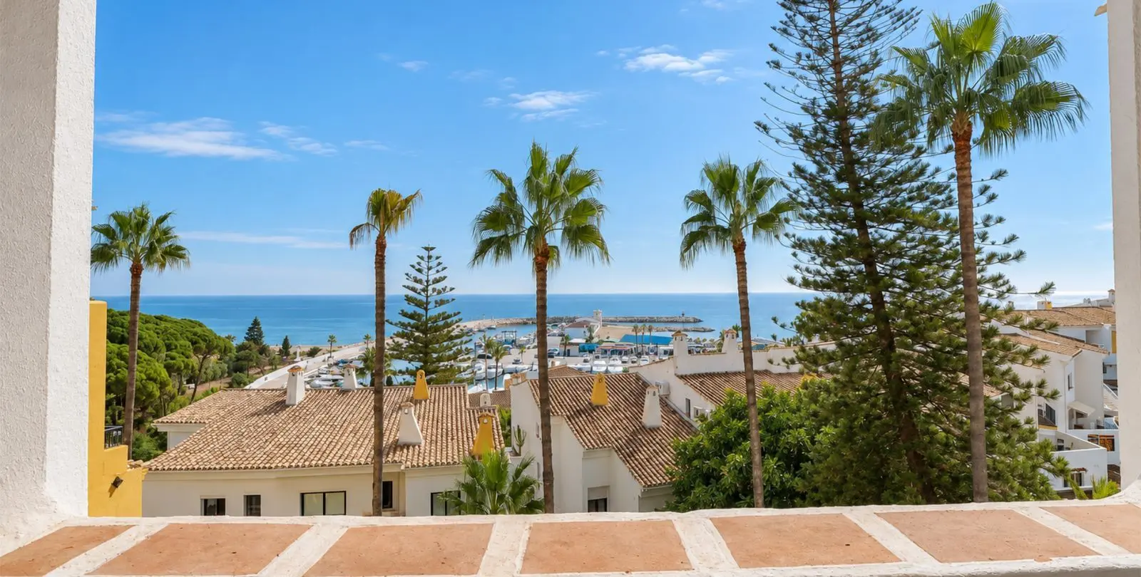 Sale of middle floor apartment in Puerto de Cabopino 4
