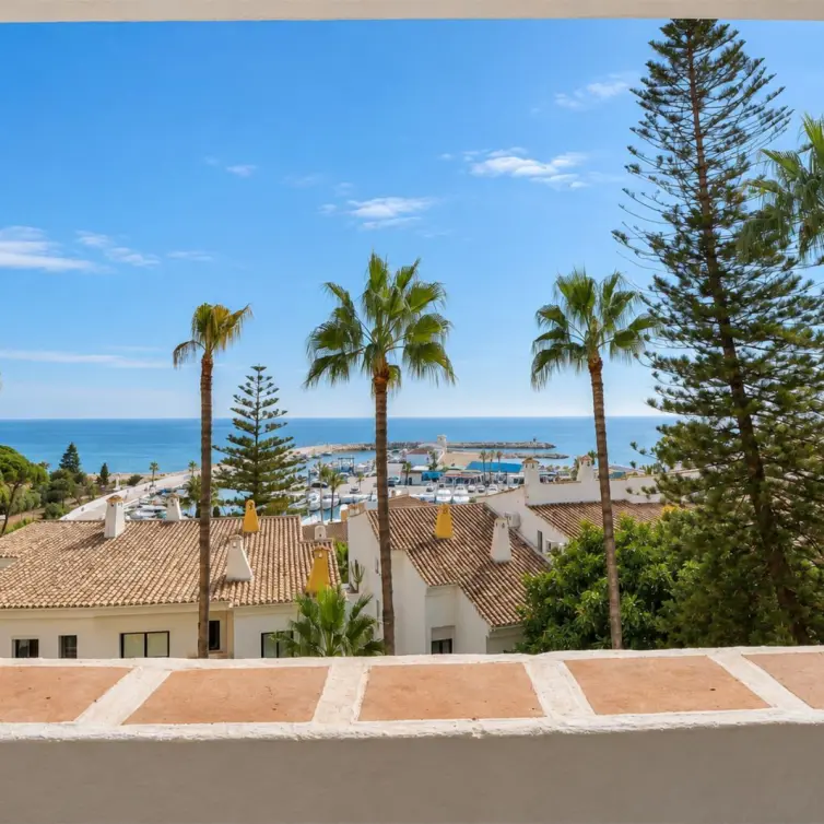 Sale of middle floor apartment in Puerto de Cabopino