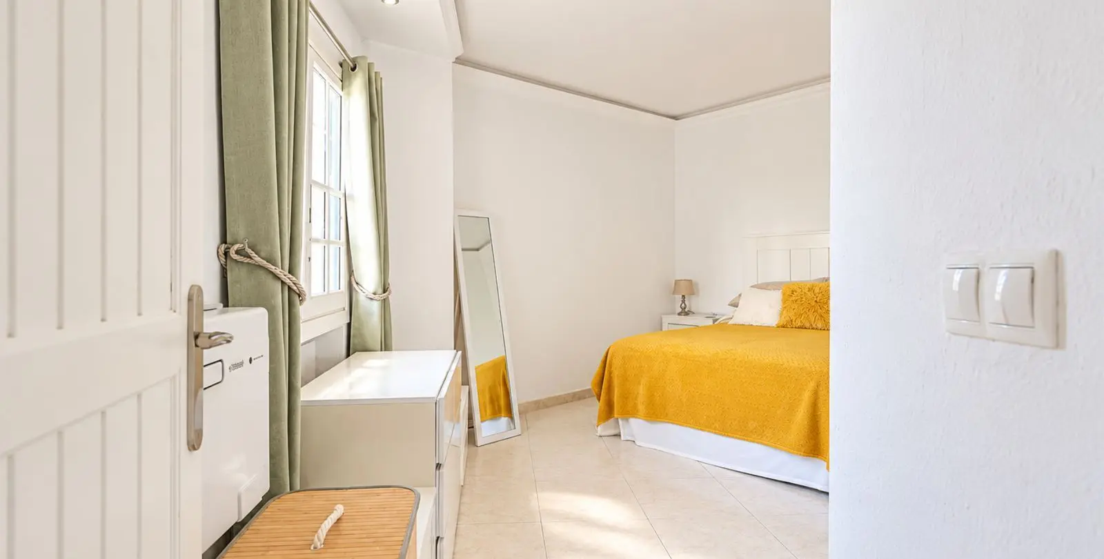 Sale of middle floor apartment in Puerto de Cabopino 5