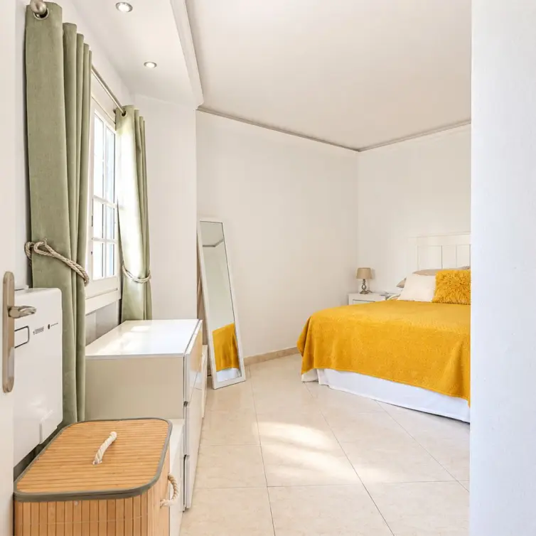 Sale of middle floor apartment in Puerto de Cabopino