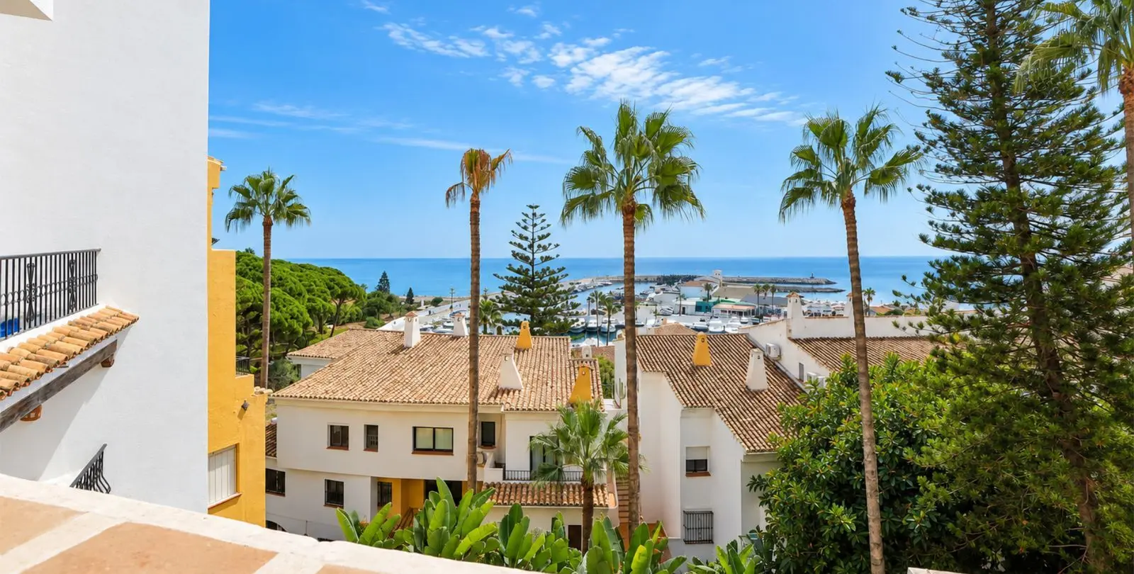 Sale of middle floor apartment in Puerto de Cabopino 18