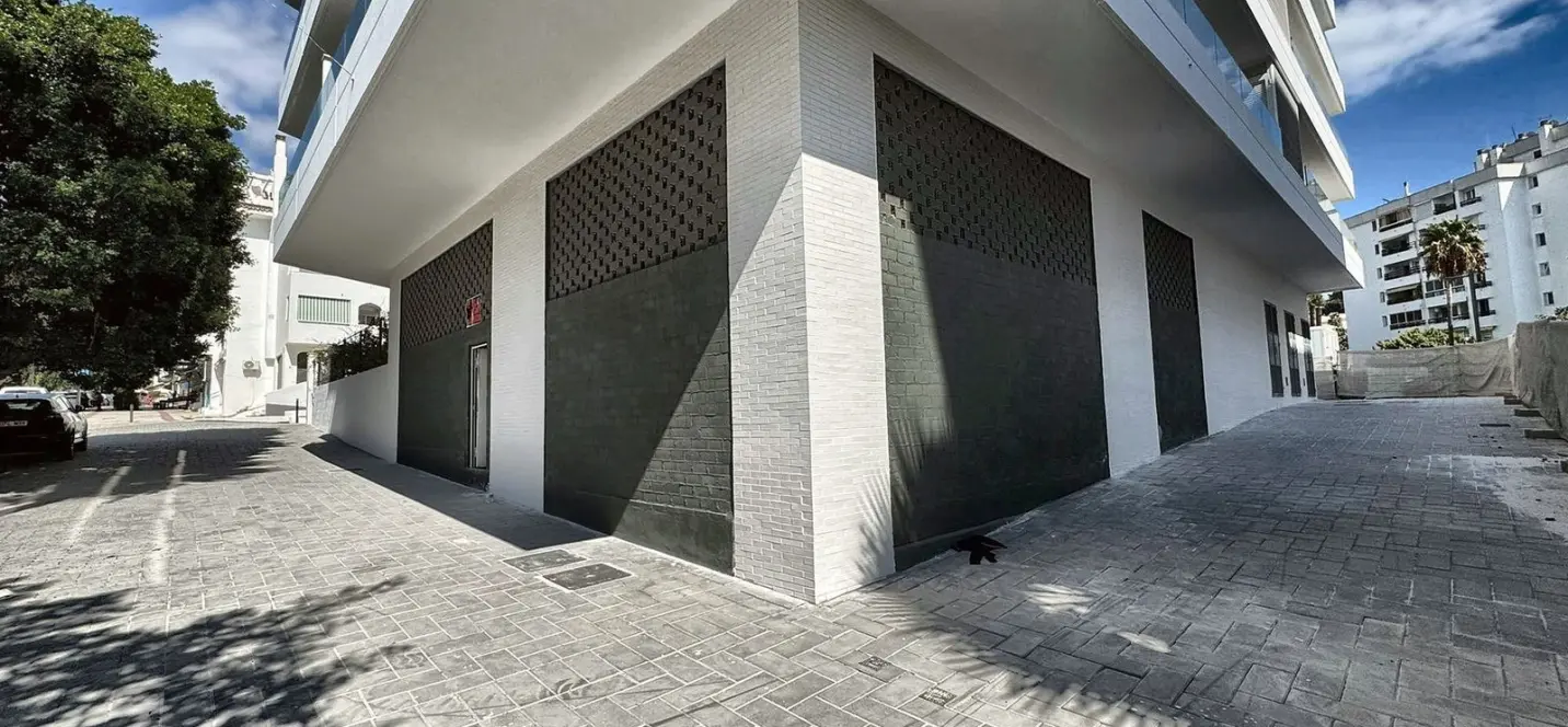 Venta de local comercial en Nueva Andalucía 3