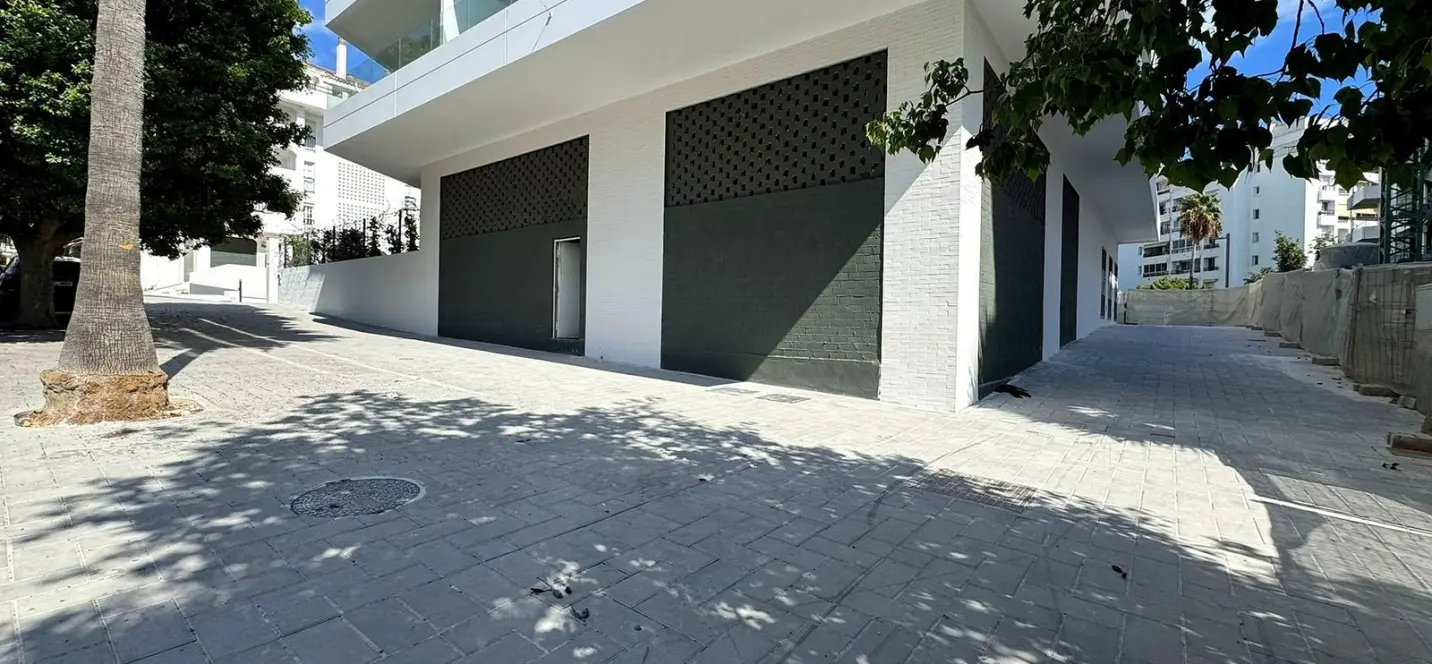 Venta de local comercial en Nueva Andalucía 4
