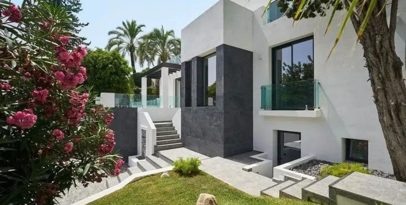 Sale of detached villa in Nagüeles 4