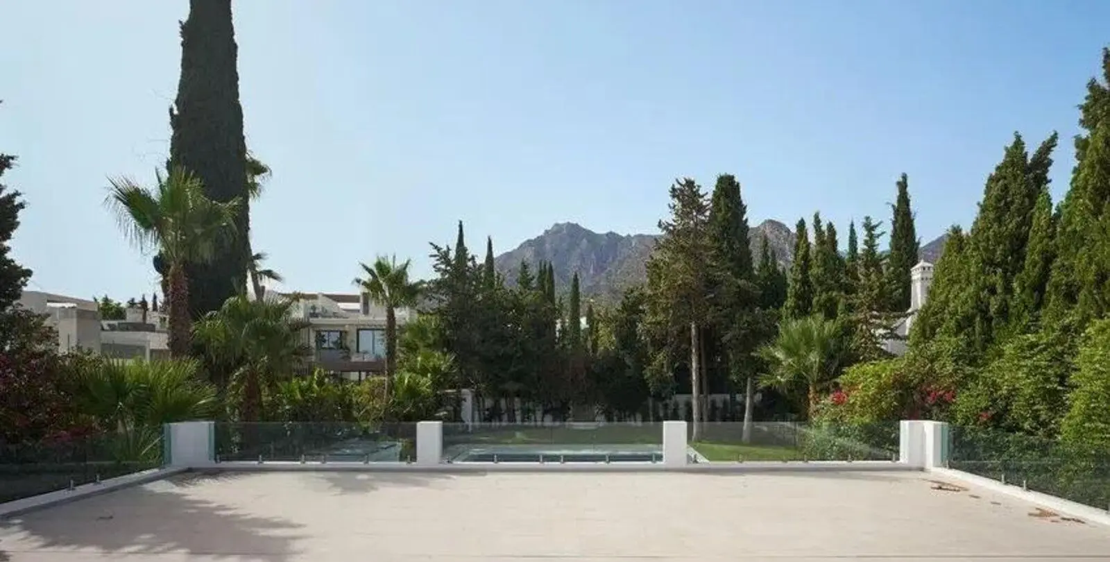 Sale of detached villa in Nagüeles 13