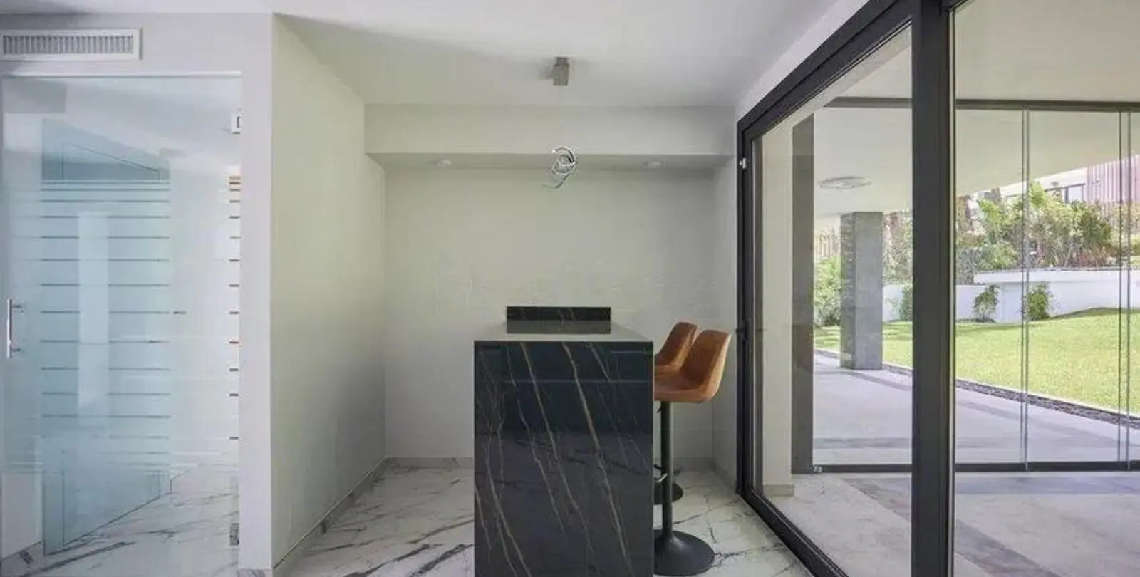Sale of detached villa in Nagüeles 17