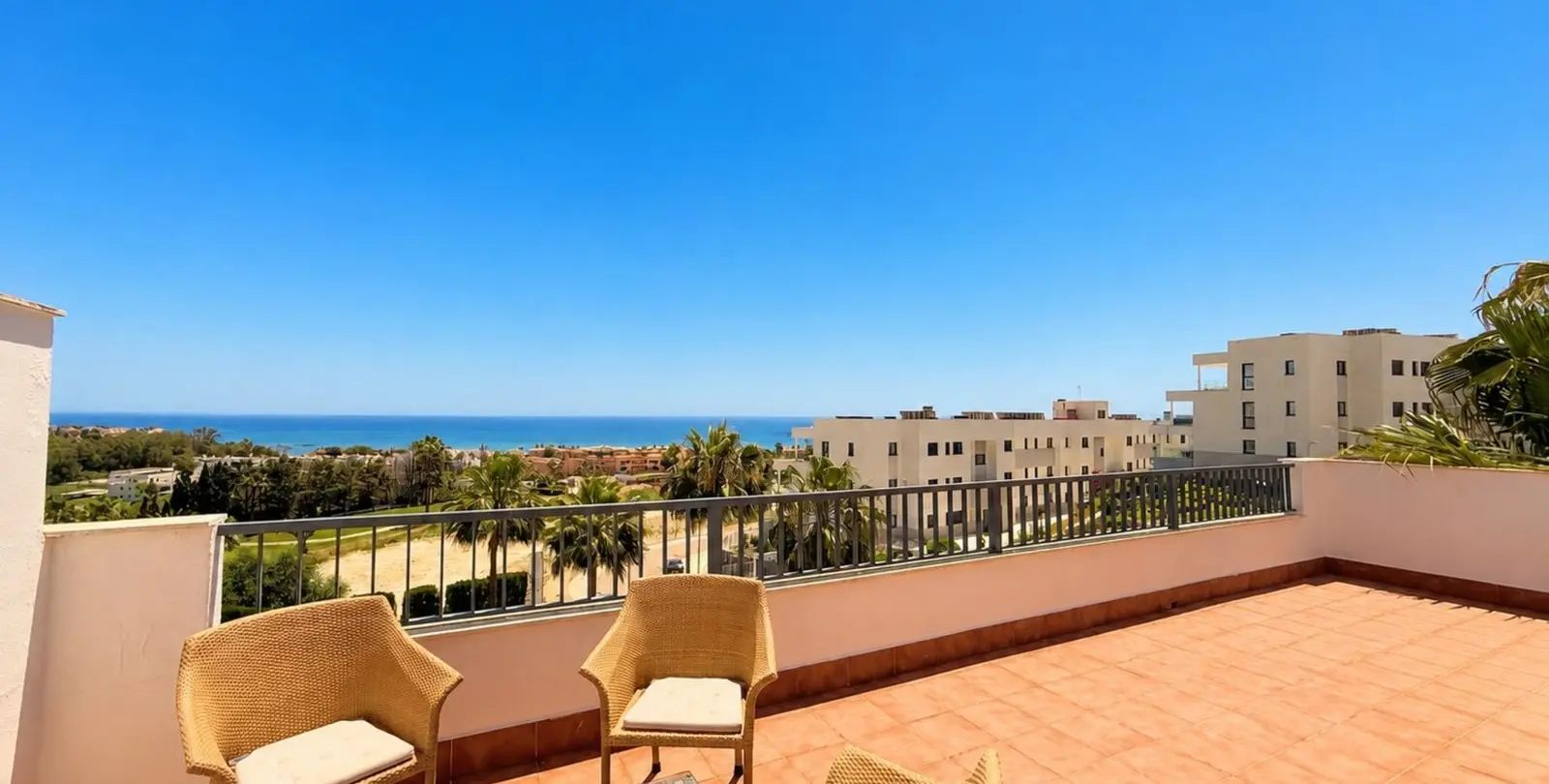 Venta de apartamento en planta media en Doña Julia 1