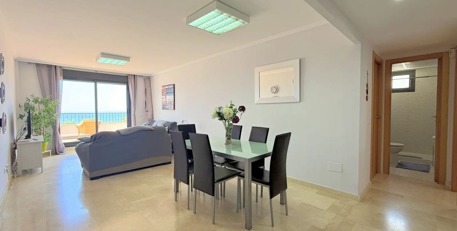 Venta de apartamento en planta media en Doña Julia 5