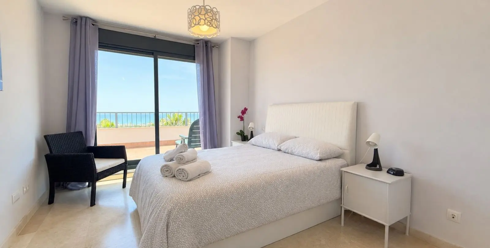 Venta de apartamento en planta media en Doña Julia 14