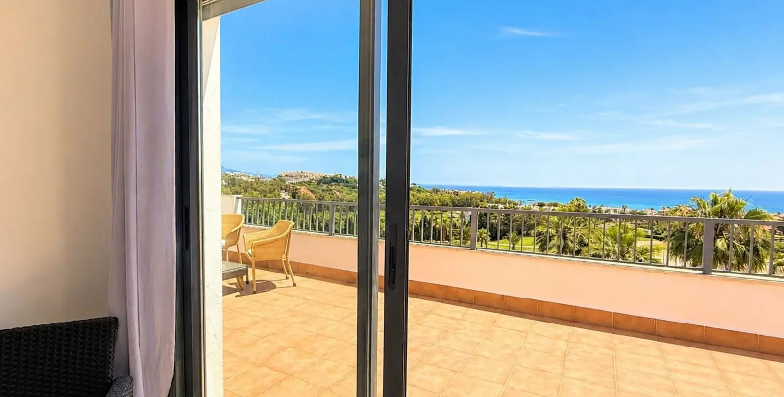 Venta de apartamento en planta media en Doña Julia 17