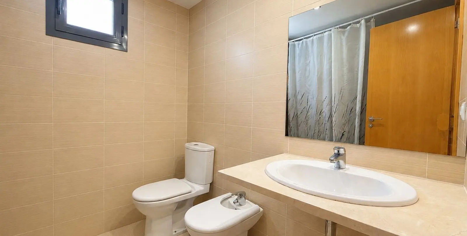 Venta de apartamento en planta media en Doña Julia 19