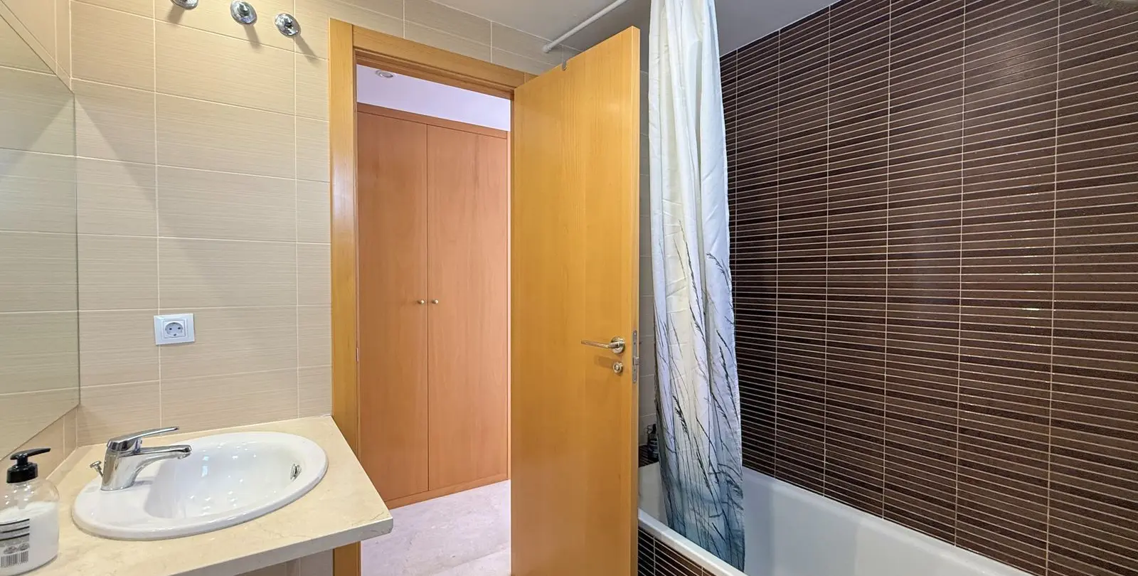 Venta de apartamento en planta media en Doña Julia 20