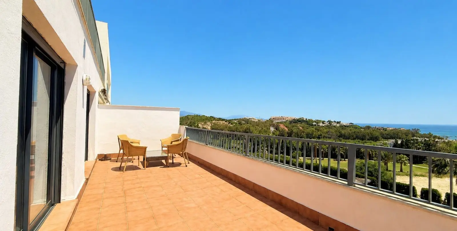 Venta de apartamento en planta media en Doña Julia 25
