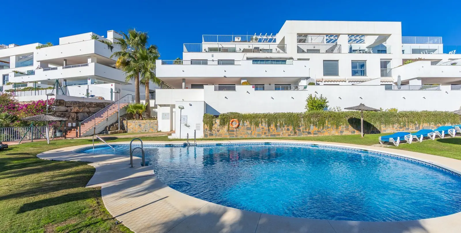 Venta de apartamento en planta media en Doña Julia 28
