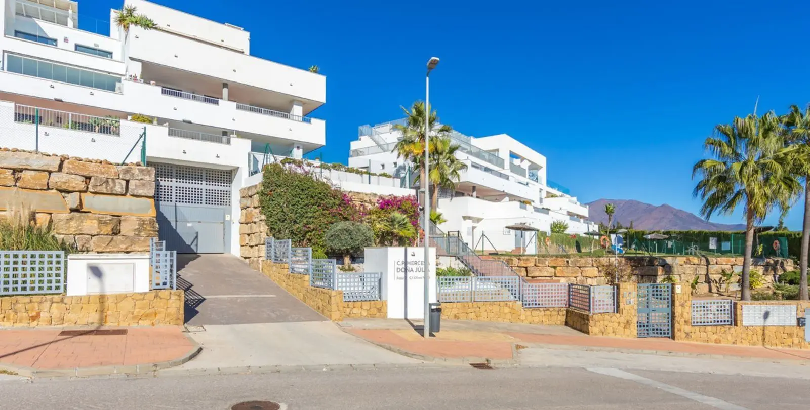 Venta de apartamento en planta media en Doña Julia 32