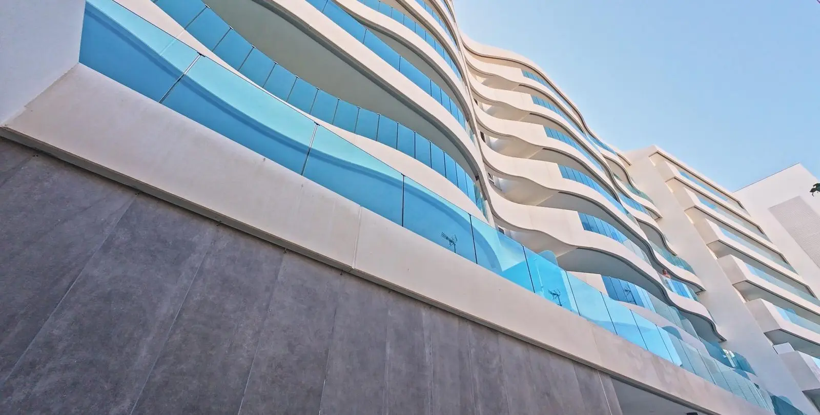 Sale of middle floor apartment in Fuengirola 1